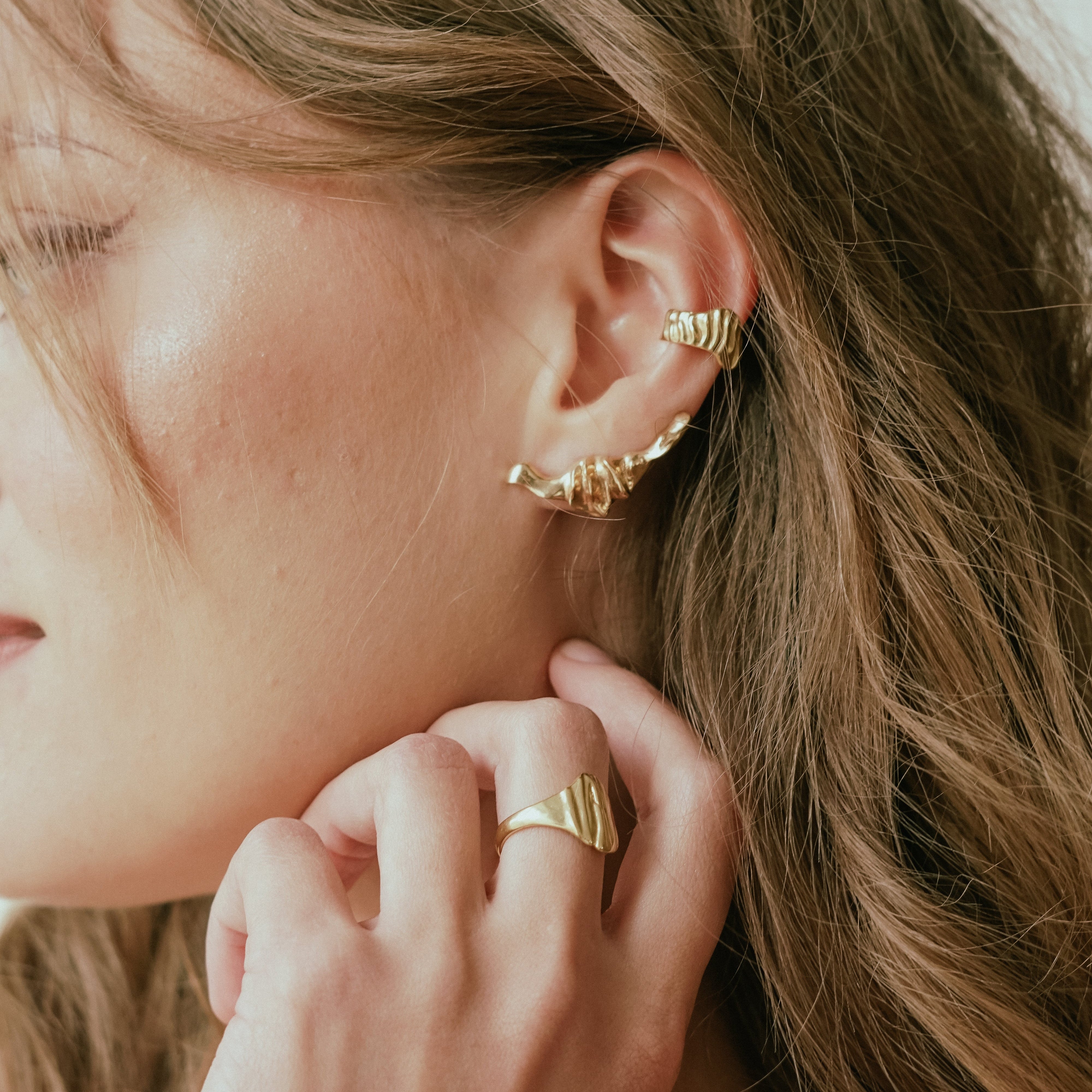 Ear Cuff – jak nosić nausznice? Twój przewodnik po stylizacji "Ear Party" bez przekłuwania
